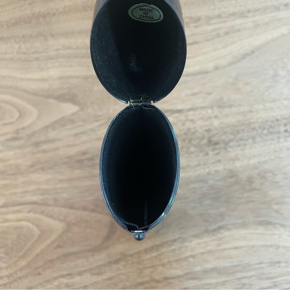 New hard shell Corinne McCormack case - Picture 5 of 9